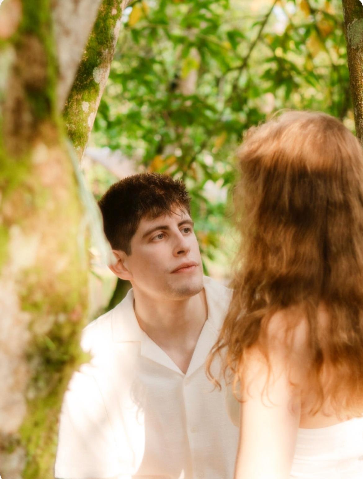 Jonathan y Gina abrazados en el bosque.